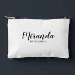 Bolsito Accesorio Pequeño Nombre de la dama de honor personalizada de escrit<br><div class="desc">Regalo de la dama de honor personalizada de escritura moderna con el nombre personalizado de la dama de honor en un estilo de letra de escritura moderno negro con título y fecha boda en el estilo de letra sans serif moderno con fondo blanco. También es perfecto para la criada de...</div>