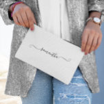 Bolsito Accesorio Pequeño Nombre de la firma de intercambio de gafas negras<br><div class="desc">Crea tu propia bolsa de maquillaje personalizada o monogramada para las damas de honor. Personalizar el moderno frotis ondulado con cintura unida al color y tamaño del guión de caligrafía manuscrita según sea necesario. Cambie el color de fondo o los colores del texto para que coincidan con la paleta boda....</div>