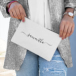 Bolsito Accesorio Pequeño Nombre de la firma de swash elegante negro<br><div class="desc">Crea tu propia bolsa de maquillaje personalizada o monogramada para las damas de honor. Personalizar el tamaño o el color negro del elegante y moderno guión de caligrafía escrito a mano. Cambie el color de fondo o los colores del texto para que coincidan con la paleta boda.</div>