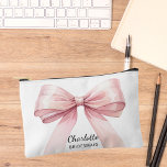 Bolsito Accesorio Pequeño Nombre elegante del arco rosa de la dama de honor<br><div class="desc">Fondo blanco. Decorada con una gran proa rosa. Personalice y agregue el nombre de su dama de honor.</div>