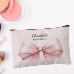 Bolsito Accesorio Pequeño Nombre elegante rosa del arco de la novia<br><div class="desc">Un fondo rosa suave y ruidoso. Decorada con una gran proa rosa. Personalice y agregue el nombre de su dama de honor.</div>