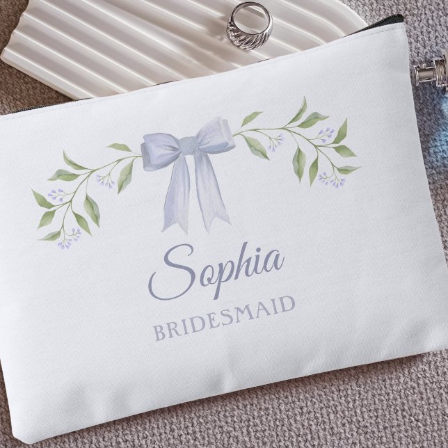 Bolsito Accesorio Pequeño Nombre personalizado Bow Bridesmaid Propuesta de r (Bridal party pouch with personalized name and dusty blue bow, ideal for bridesmaid proposal gifts.)