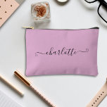 Bolsito Accesorio Pequeño Nombre personalizado Minimalista de Giro corto | L<br><div class="desc">Realizar una declaración con nuestro Nombre personalizado Minimalista de Girly Cute | Bolsa accesoria de lavanda! Mantén tus productos básicos organizados y con estilo con esta adorable bolsa personalizada con tu nombre. El suave color de lavanda añade un toque de feminidad,  perfecto para el uso diario o el viaje.</div>