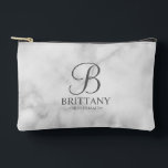 Bolsito Accesorio Pequeño Nombre y monograma de la dama de honor personaliza<br><div class="desc">Elegante regalo de dama de honor en blanco y negro personalizado con monograma personalizado en estilo de letra de guión elegante en gris con el nombre de la dama de honor y el título en estilo clásico de tipo de letra serif sobre fondo de mármol blanco. También es perfecto para...</div>