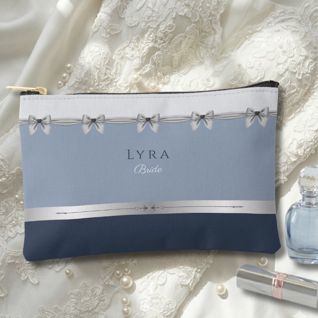Bolsito Accesorio Pequeño Novia de Lujo | Día de Boda Azul Pizarra (Luxury Something Blue Bride makeup bag on bridal lace. Slate blue & silver coquette bow design.)