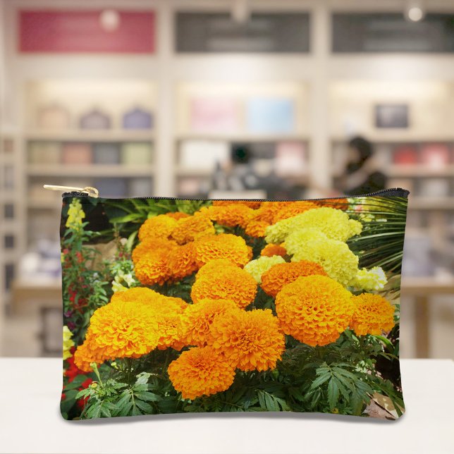 Bolsito Accesorio Pequeño Orange Marigolds Pouch (Pouch with orange marigolds)