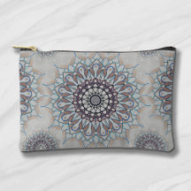 Pequeña floral blanca caída al campo