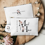 Bolsito Accesorio Pequeño Personalizado de flores de honor Boho<br><div class="desc">Bolso de accesorios de doncella de honor para personalizar. Maid of Honor está escrito con letras neutras de flores boho y escritura manuscrita. También se puede añadir el nombre de la novia y el novio y la fecha de su boda, que enmarcan una ampersand floral de coordinación. Bonito obsequio de...</div>