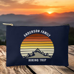 Bolsito Accesorio Pequeño Personalizado Mountain Sunset Navy Senderismo Azul<br><div class="desc">Esta fresca puesta de sol de época naranja sobre montañas rocosas en la naturaleza hace una gran imagen en una bonita bolsa de cosméticos azul marino retro para un viaje de senderismo por la montaña o de vacaciones de camping para una familia que adora pasar tiempo al aire libre y...</div>
