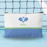 Bolsito Accesorio Pequeño Pickleball Gift Preppy Blue Green<br><div class="desc">Esta bolsa accesoria super tierna presenta las palas de pellebol cruzadas, una bola y tu texto personalizado. Perfecto para maquillaje, artículos de aseo, joyería y artículos de pickleball. Cambia fácilmente los colores para que se adapten a tu estilo. Hace un regalo increíble para tu baile de pickleball, entrenador, mamá y...</div>