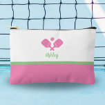 Bolsito Accesorio Pequeño Pickleball personalizado regalo Preppy Pink Green<br><div class="desc">Esta bolsa accesoria super tierna presenta las palas de pellebol cruzadas, una bola y tu texto personalizado. Perfecto para maquillaje, artículos de aseo, joyería y artículos de pickleball. Cambia fácilmente los colores para que se adapten a tu estilo. Hace un regalo increíble para tu baile de pickleball, entrenador, mamá y...</div>