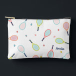 Bolsito Accesorio Pequeño Regalo de tenis Nombre personalizado Personalizado<br><div class="desc">Esta bolsa de tenis se puede personalizar con el nombre que prefieras. Impresa con un diseño de tenis ilustrado,  en verdes,  rosados y azules,  esta exclusiva bolsa de personalizado hace un regalo maravilloso para el jugador de tenis en su vida.</div>