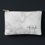 Bolsito Accesorio Pequeño Script Personalizado Bridesmaid Monograma Nombre<br><div class="desc">Añada un toque personal a su boda con un regalo personalizado para la dama de honor. Este diseño presenta el nombre personalizado de la dama de honor en el estilo de fuente de escritura moderno gris y monograma en el estilo de fuente de escritura moderno gris claro como fondo con...</div>