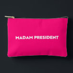 Bolsito Accesorio Pequeño Señora Presidenta, la tipografía moderna de rosa c<br><div class="desc">Señora Presidenta, la tipografía moderna minimalista bolsa de corte de impresión rosa caliente, bolsa accesoria, bolsa cosmética y de tocador. Texto en negrita blanco sobre fondo de color modificable de color rosa caliente. Así que puedes personalizarlo y hacerlo único. Celebrar al presidente de la nación en el día de la...</div>