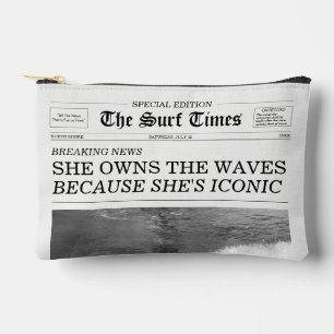 Bolsito Accesorio Pequeño The Surf Times Newspaper Ella posee las olas