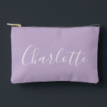 Bolsito Accesorio Pequeño Tipografía de guión moderno Nombre Orquídea Púrpur<br><div class="desc">Esta elegante bolsa de accesorios presenta un nombre de tipografía de guión moderno en un suave púrpura lila con un delicado acento floral. Perfecta para organizar maquillaje, artículos esenciales de viaje o como un toque chic en su colección de bolsas, combina simplicidad con un toque único de sofisticación. Ideal para...</div>