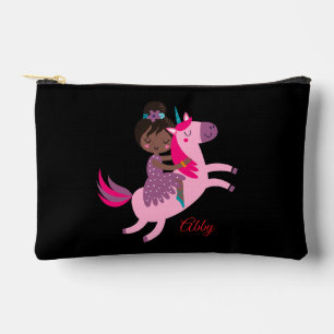 Bolsito Accesorio Pequeño Un Chica moreno y negro viajando en unicornio