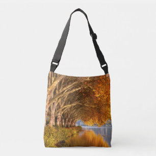Bolso Cruzado Árboles otoñales sobre un lago