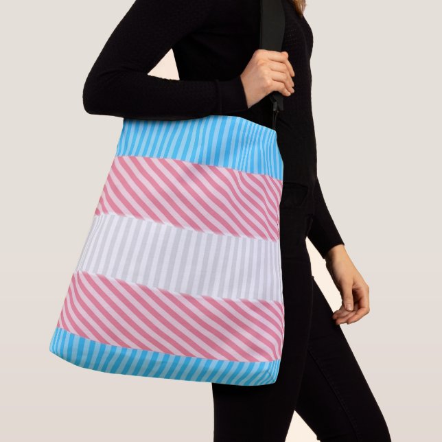 Bolso Cruzado Bandera del Orgullo Transgénero de Funky Boho Stri (Detalle)