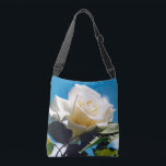 Bolso Cruzado Belleza rosa blanca<br><div class="desc">Rosa blanca bajo cielo azul. La vibrante foto de un hermoso rosa floreciente hace un gran regalo de arte floral en la pared. La belleza tranquila de la rosa blanca refleja nuevos comienzos, pureza, lealtad e inocencia. Las rosas blancas simbolizan el amor joven que la novia tiene por su cónyuge....</div>