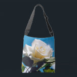Bolso Cruzado Belleza rosa blanca<br><div class="desc">Rosa blanca bajo cielo azul. La vibrante foto de un hermoso rosa floreciente hace un gran regalo de arte floral en la pared. La belleza tranquila de la rosa blanca refleja nuevos comienzos, pureza, lealtad e inocencia. Las rosas blancas simbolizan el amor joven que la novia tiene por su cónyuge....</div>