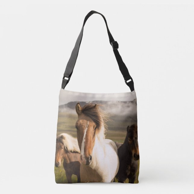Bolso Cruzado Caballos en las montañas Hermosas y Majestuosas (Reverso)