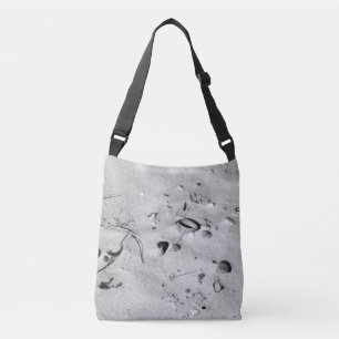 Bolso Cruzado Cascos marinos blancos y negros en la arena