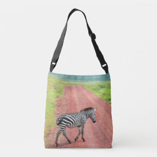 Bolso Cruzado Cebra caminando por la carretera. África, Serenget