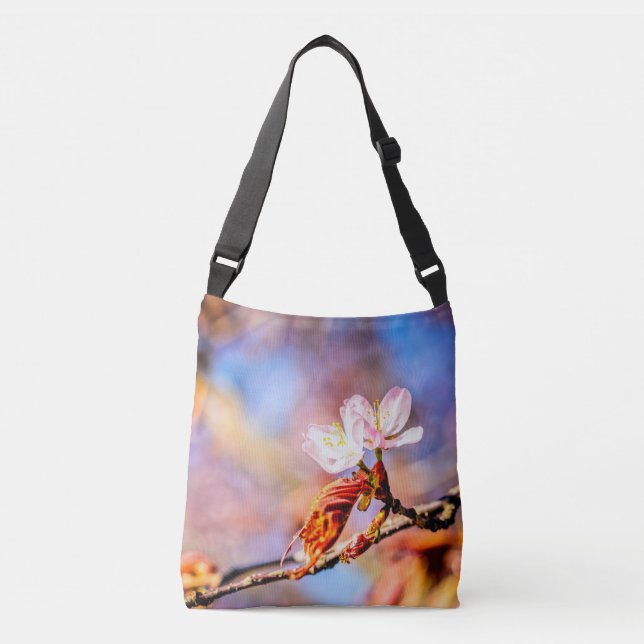 Bolso Cruzado Dos Flores Asombrosas De Sakura. Fondo rosa y azul (Anverso)