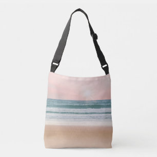 Bolso Cruzado El paisaje marino con la playa, el mar y el cielo 