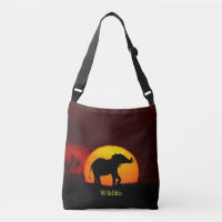 Elefante salvaje y amanecer en la selva