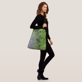 Bolso Cruzado Entodon seductrix verde sobre piedra gris