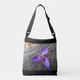 Bolso Cruzado Flor morada en un banco