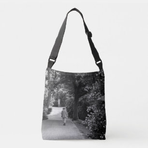 Bolso Cruzado Foto en blanco y negro del hombre mayor en el parq
