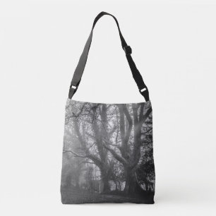 Bolso Cruzado Fotografía espeluznante en blanco y negro del bosq