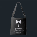 Bolso Cruzado Groomsman White Tie Boda Swag Bag<br><div class="desc">Estos bolsos de diversión están diseñados como favores, regalos o bolsos para bodas. Presentan una imagen de una corbata blanca con tres botones y texto que lee Groomsman con un espacio para introducir su nombre, así como los nombres de la pareja boda y la fecha boda. Excelente manera de mostrar...</div>