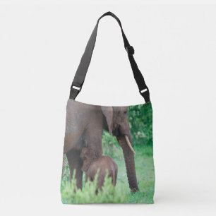 Bolso Cruzado Jóvenes elefantes africanos lactantes, Serengeti
