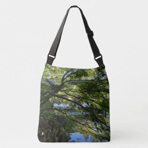 Bolso Cruzado Koi Pond en un jardín chino
