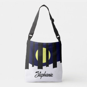 Bolso Cruzado Luna saliendo cerca del bosque en invierno: