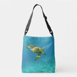 Bolso Cruzado Mar Turquia nadando en aguas turquesas del océano