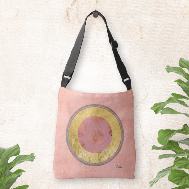 Bolso Cruzado Monograma de ungüento de Relieve metalizado dorado (Gold Foil Vintage Grunge Monogram on Pink Boho Crossbody Bag ©Susanne Sachers - Sunny Mind Design 🌞)