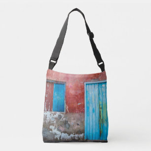 Bolso Cruzado Muro rojo, azul y gris, puerta y ventana