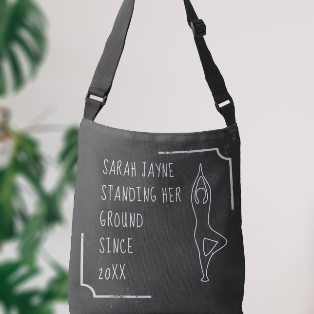 Bolso Cruzado Pancarta de escaparate de yoga divertida en blanco (Add your name & how long you've been standing your own ground to this black and white crossbody bag)