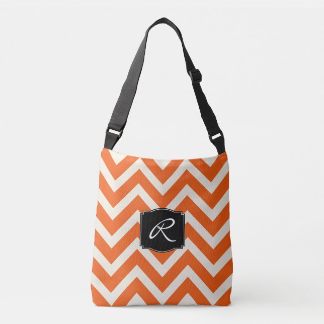 Bolso Cruzado Patrón de cheurón naranja y blanco con monograma (Anverso)