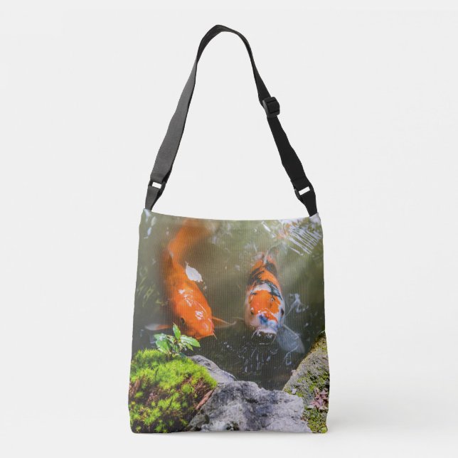 Bolso Cruzado Pescado de Koi en un estanque (Reverso)
