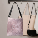 Bolso Cruzado Purpurina rosado gotea glamoroso monograma elegant<br><div class="desc">Un fondo rosado falso metálico. Decorada con tonterías purpurinas,  con pinturas que gotean. Personalice y agregue su nombre,  iniciales de monograma. Su monograma como patrón de fondo. El nombre se escribe con un guión de estilo con letras a mano.</div>