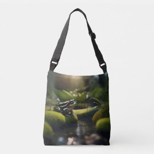 Bolso Cruzado Serenidad Esmeralda: Una Rana Verde junto al Río,