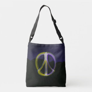 Bolso Cruzado Signo de paz brillante en montañas de cielo noctur