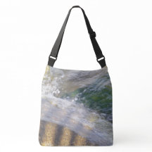Tote de Agua Brillante sobre Rocas