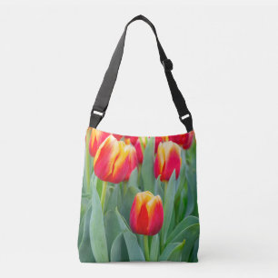 Bolso Cruzado Tulipanes rojos y amarillos vibrantes en jardín de
